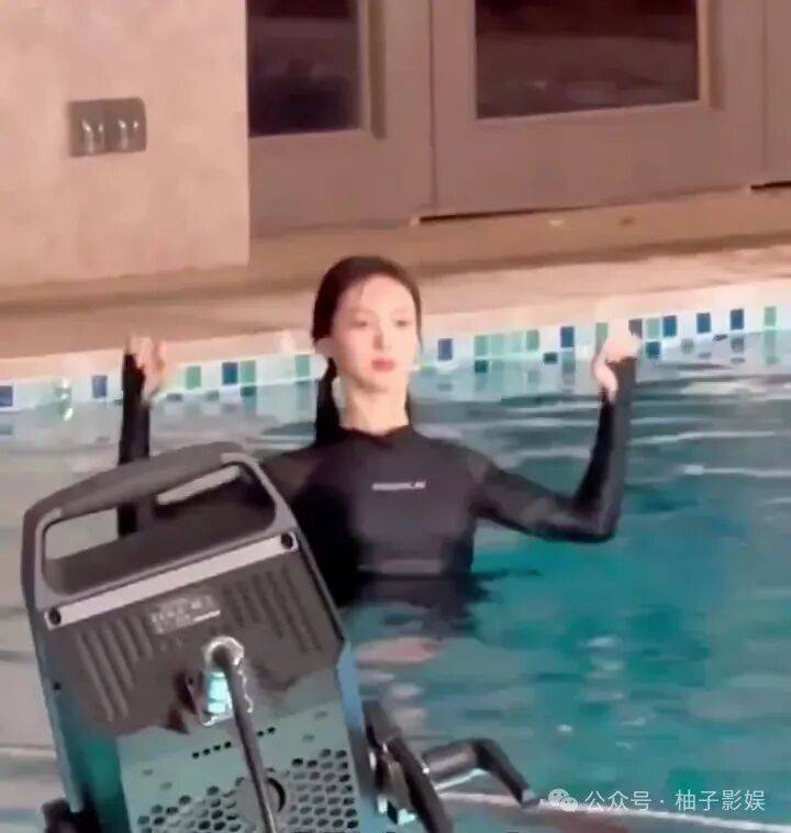 34岁金晨在泳池中健身穿紧身泳衣腰臀比绝美练出四块腹肌妥妥“
